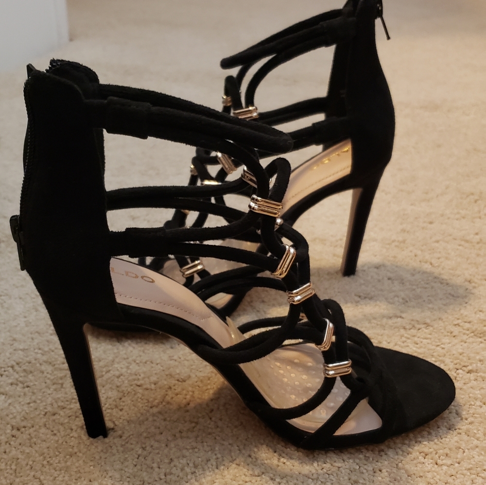 Black supper confort shoes. Cat walk